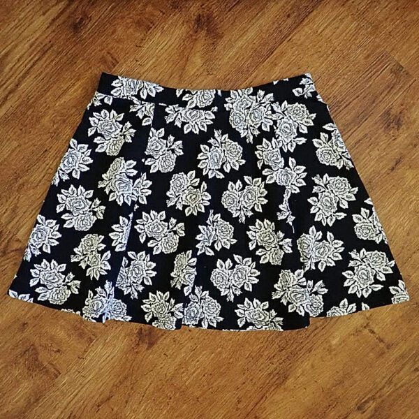 Size 12 Target Black & White Floral Skirt IUC - Image 2