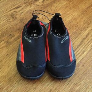 EU29 / UK011 / 18cm Outrak Black & Red Reef Shoes NWT
