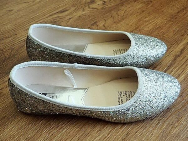 EU37 / UK4 / 23cm Kids & Co Sparkly Silver Ballet Flats NWOT - Image 2